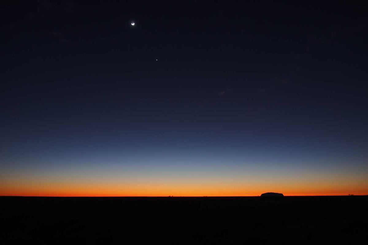 A Guide to Finding the Best Foldable Bed for a Disorganized Home: 5 Tips for Simplifying Your Space Foldable bed in tidy living room with minimalist decor