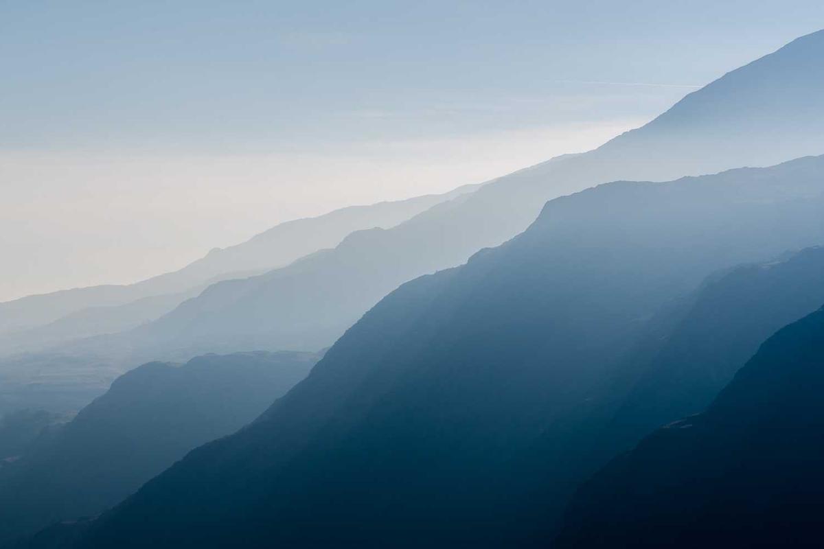 Ergonomic desk with adjustable height and cable management features
